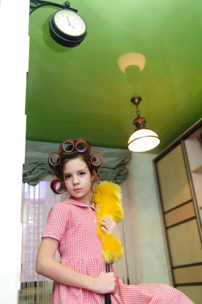 Fille Enfant Bigoudis Secoue Panicule Poussière Maison — Photo