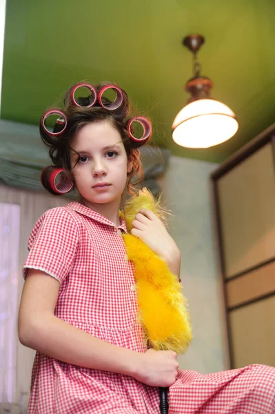 Ragazza Bambino Bigodini Scuote Pannocchia Polvere Casa — Foto Stock