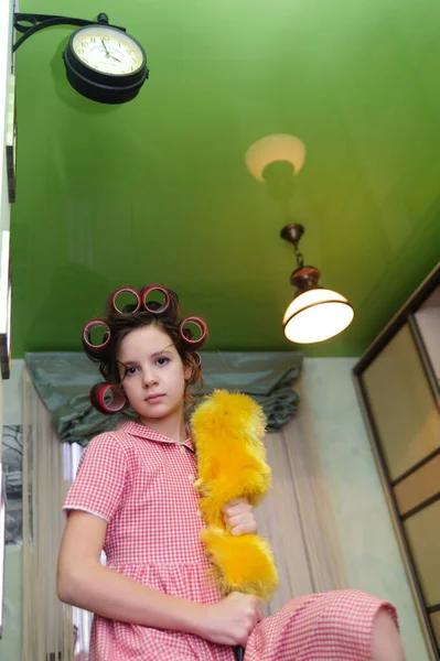 Menina Criança Rolos Sacode Poeira Panícula Casa — Fotografia de Stock