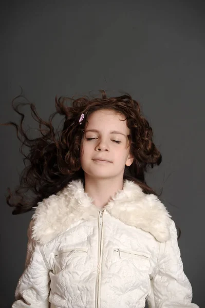 Menina Vestido Branco Saltando Estúdio — Fotografia de Stock