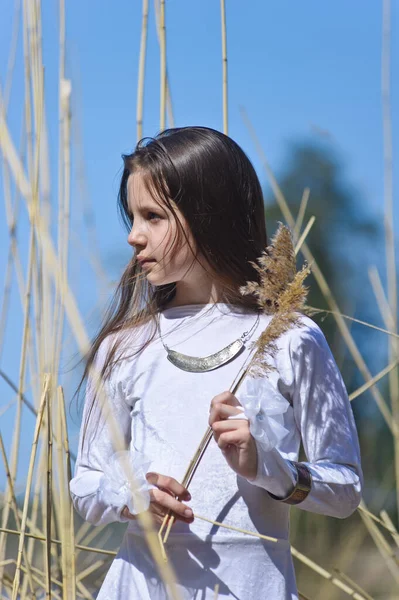 Chica Vestido Blanco Entre Hierba Seca Alta Primavera — Foto de Stock