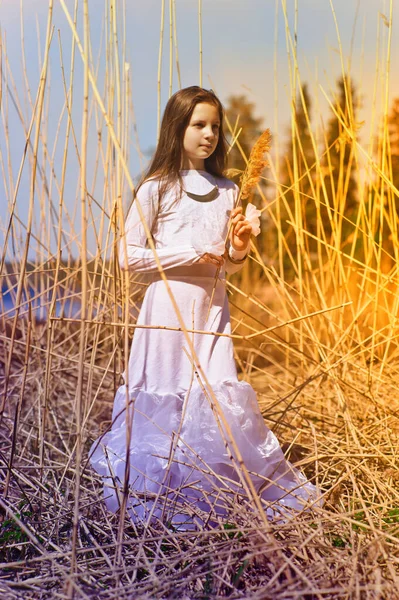 Menina Vestido Branco Entre Grama Seca Alta Primavera — Fotografia de Stock