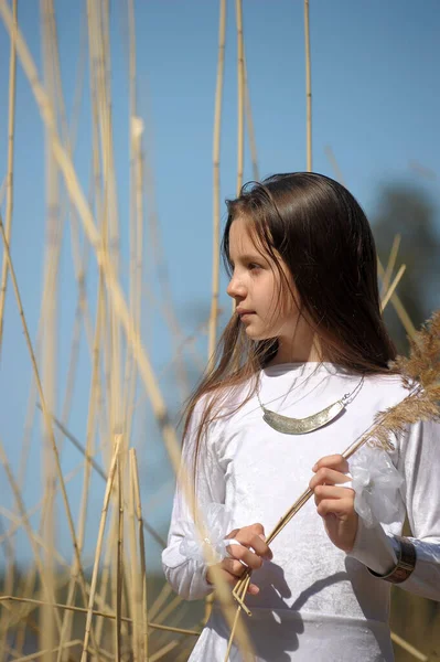 Menina Vestido Branco Entre Grama Seca Alta Primavera — Fotografia de Stock