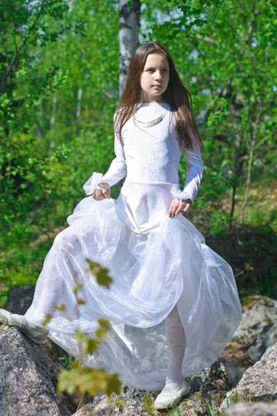 Baharda Ormanda Beyaz Elbiseli Bir Kız — Stok fotoğraf