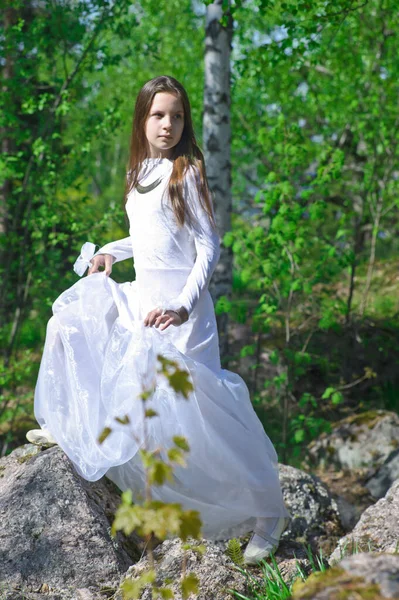 Menina Vestido Branco Floresta Primavera — Fotografia de Stock