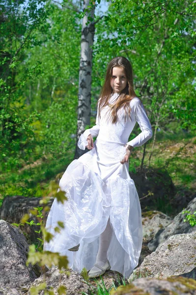 Fille Robe Blanche Dans Les Bois Printemps — Photo