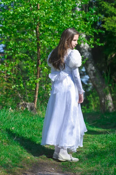 Menina Vestido Branco Floresta Primavera — Fotografia de Stock