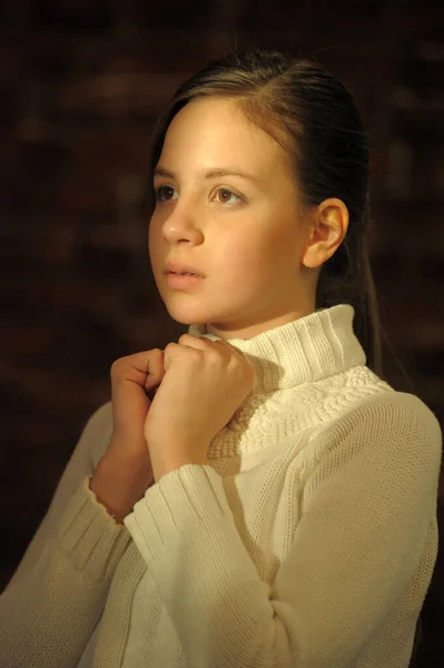 Menina Orante Criança Morena Luz Janela — Fotografia de Stock