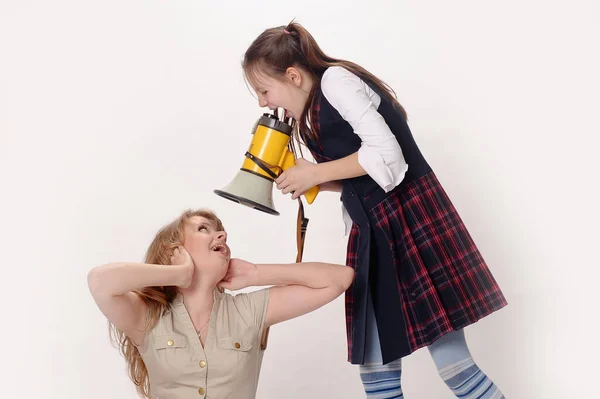 Menina Gritando Alto Falante Branco — Fotografia de Stock