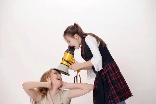 Menina Gritando Alto Falante Branco — Fotografia de Stock