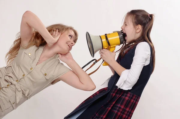 Menina Gritando Alto Falante Branco — Fotografia de Stock