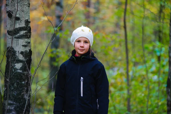 Tyttö Kävelee Syksyllä Puistossa Musta Takki Valkoinen Biret — kuvapankkivalokuva