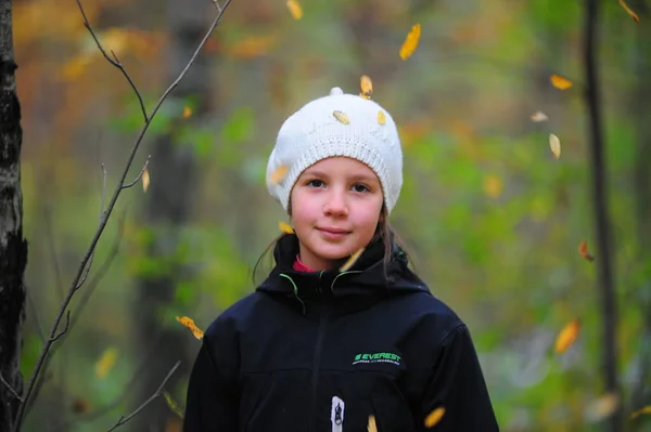 Dívka Kráčející Podzimním Parku Černé Bundě Bílé Biret — Stock fotografie