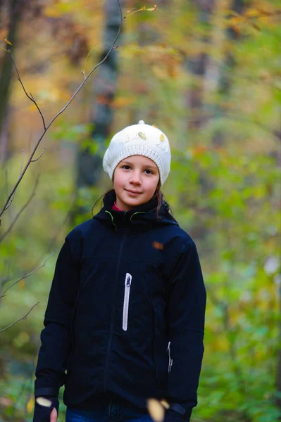 Girl Walking Autumn Park Black Jacket White Biret — Stock Photo, Image