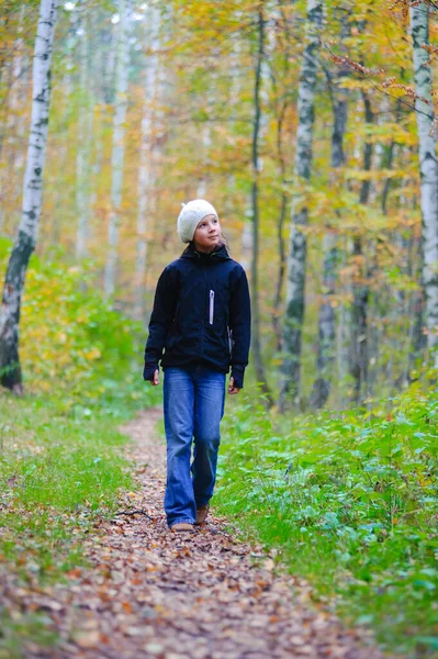 Jente Som Går Høstpark Svart Jakke Hvit Fugl – stockfoto