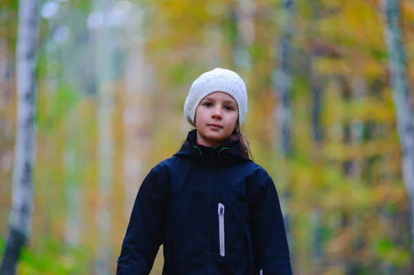 Meisje Wandelen Herfst Park Een Zwart Jasje Wit Biret — Stockfoto