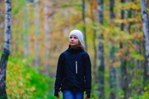 Meisje Wandelen Herfst Park Een Zwart Jasje Wit Biret — Stockfoto