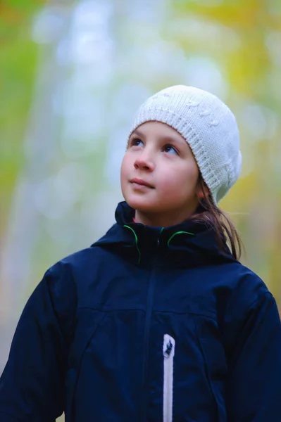 Девушка Гуляющая Осеннем Парке Черной Куртке Белом Бирете — стоковое фото