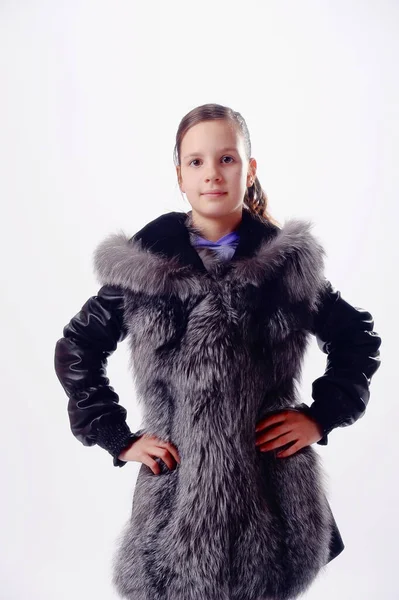 スタジオの白い背景に毛皮のコートを着た女の子 — ストック写真