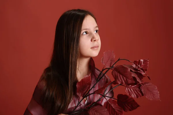 Brunette Meisje Studio Een Rode Achtergrond Met Herfst Bladeren Handen — Stockfoto