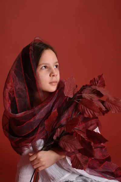 Menina Morena Estúdio Fundo Vermelho Com Folhas Outono Mãos — Fotografia de Stock