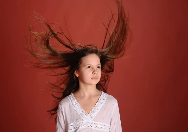 Brunetka Dítě Dívka Studiu Červeném Pozadí Létající Vlasy — Stock fotografie