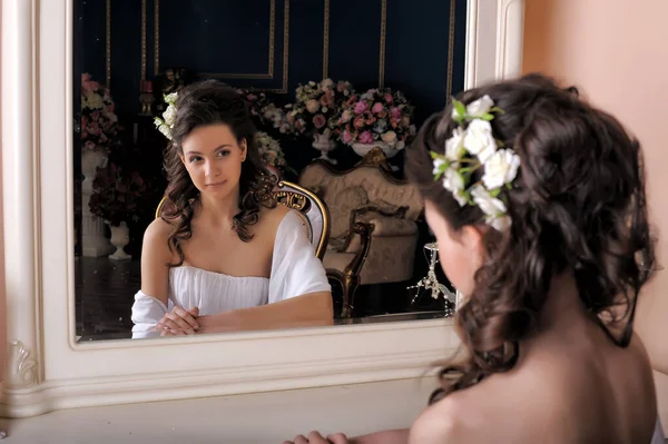 Gyönyörű Elegáns Lány Fehér Ruhában Egy Széken Tükör Mellett — Stock Fotó