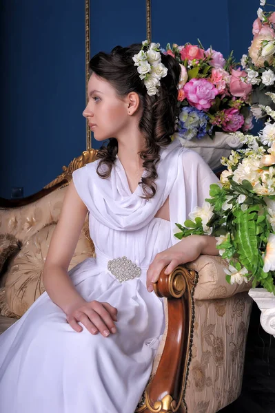 穿着白色衣服坐在椅子上的年轻的黑发姑娘 花朵中的老式肖像画 — 图库照片