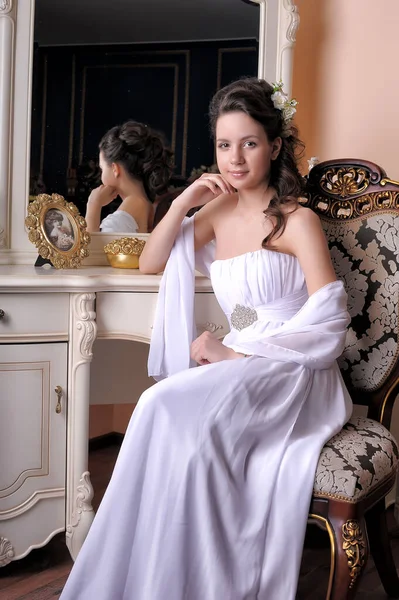 Squisita Ragazza Elegante Abito Bianco Seduto Una Sedia Vicino Allo — Foto Stock