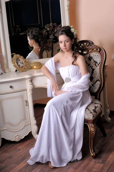 Изысканная Элегантная Девушка Белом Платье Сидит Стуле Возле Зеркала — стоковое фото
