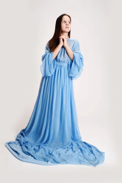 Religiöses Mädchen Blauen Kleid Auf Weißem Grund — Stockfoto