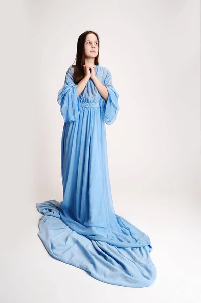 Religiöses Mädchen Blauen Kleid Auf Weißem Grund — Stockfoto