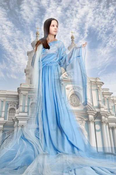 Религиозная Девушка Синем Платье Белом — стоковое фото