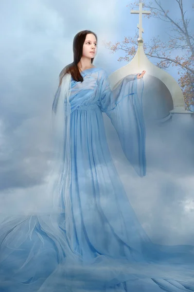 Dindar Kız Mavi Elbiseli Beyaz Elbiseli — Stok fotoğraf