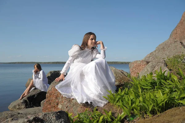 Två Flickor Vita Klänningar Stranden — Stockfoto