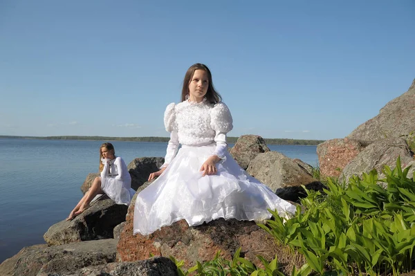 Zwei Mädchen Weißen Kleidern Strand — Stockfoto