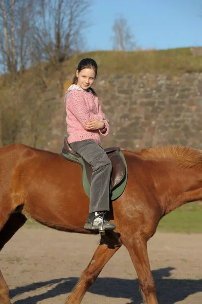 Jeune Enfant Fille Chevauchant Cheval Brun — Photo