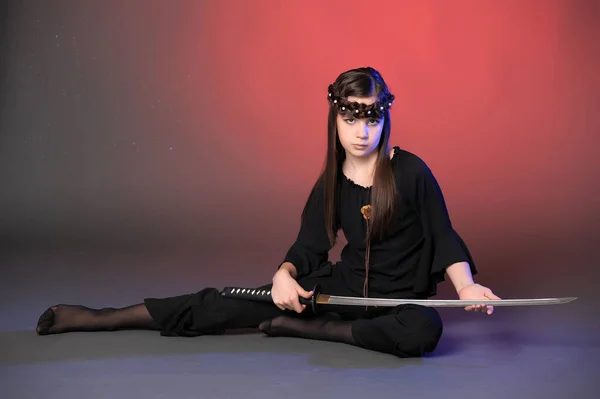 Νεαρή Πολεμίστρια Ένα Σπαθί Στα Χέρια Της Στο Στούντιο — Φωτογραφία Αρχείου