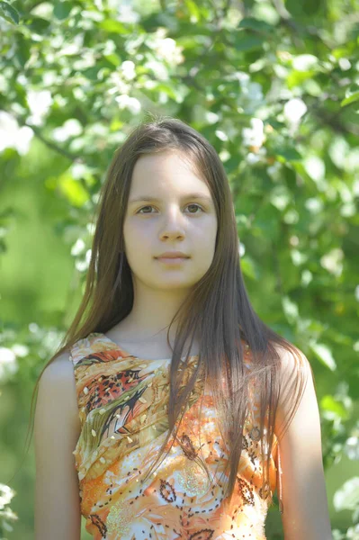 Jovem Morena Menina Jardim Primavera Florido — Fotografia de Stock