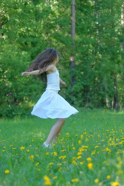 Ung Brunett Flicka Vit Blus Och Kjol Glänta Med Maskrosor — Stockfoto