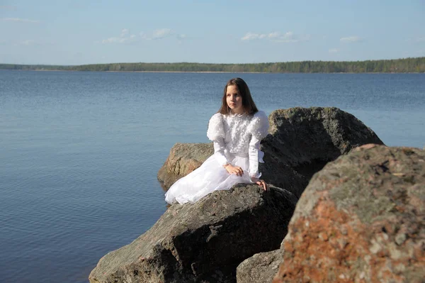 Jovem Menina Vestido Branco Senta Perto Água Sobre Pedras — Fotografia de Stock
