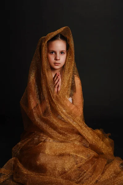 Молода Красива Дівчина Молиться Темному Тлі Студії — стокове фото