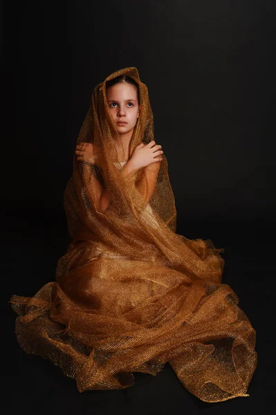 Fiatal Gyönyörű Lány Imádkozik Sötét Háttérben Stúdióban — Stock Fotó