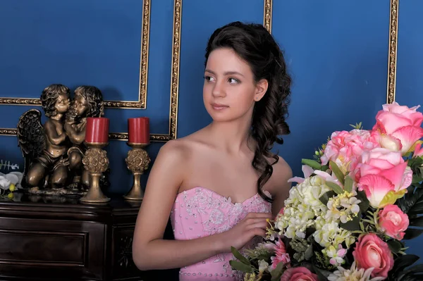 Jong Brunette Meisje Een Roze Elegante Jurk Tussen Bloemen Kamer — Stockfoto