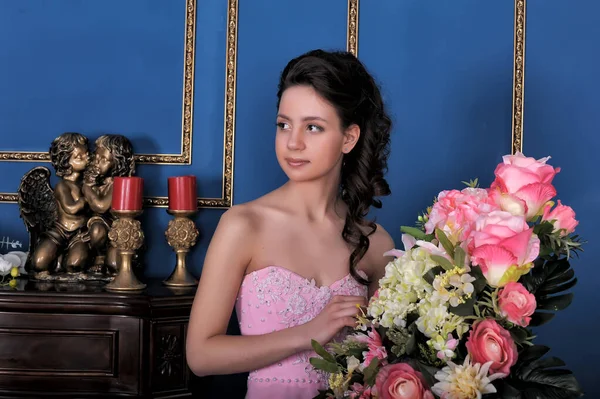 Chica Morena Joven Vestido Elegante Rosa Entre Las Flores Habitación — Foto de Stock