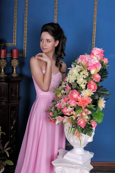 Jovem Morena Menina Vestido Elegante Rosa Entre Flores Sala — Fotografia de Stock