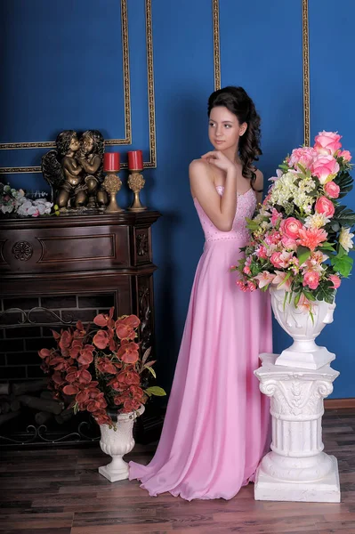 Jovem Morena Menina Vestido Elegante Rosa Entre Flores Sala — Fotografia de Stock