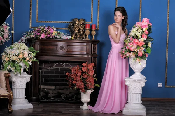 Giovane Ragazza Bruna Abito Elegante Rosa Tra Fiori Nella Stanza — Foto Stock