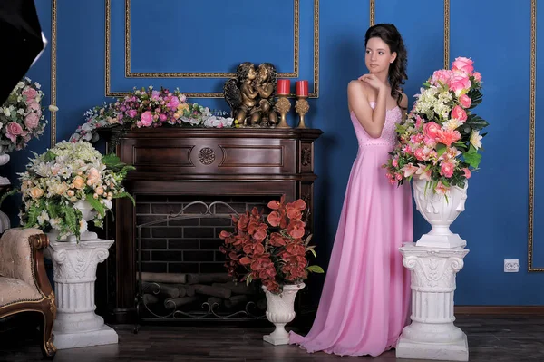 Jovem Morena Menina Vestido Elegante Rosa Entre Flores Sala — Fotografia de Stock