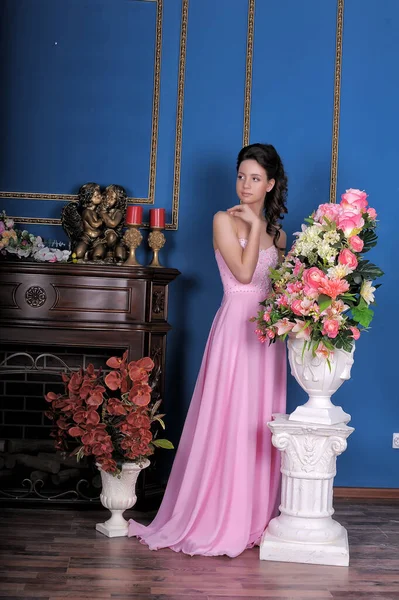 Jovem Morena Menina Vestido Elegante Rosa Entre Flores Sala — Fotografia de Stock